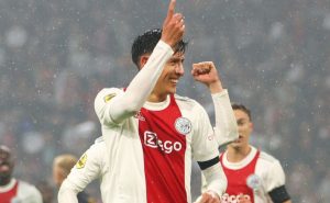 DT del Ajax halaga a Edson Álvarez | Getty Images.

