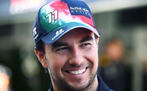 Checo Pérez maneja con los ojos cerrados.
