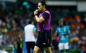 El árbitro mexicano que se quedó sin gafete FIFA
