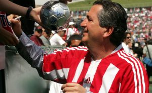 Chivas rinde tremendo homenaje a Don Jorge Vergara | Getty Images.
