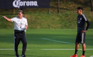 Tata Martino toma polémica decisión sobre Edson Álvarez | Getty Images.
