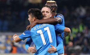 Chucky Lozano demuestra su gran apoyo al polaco Piotr Zielinski – Getty Images
