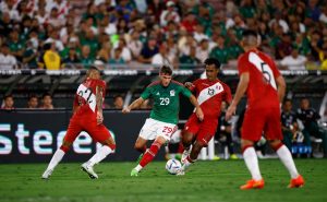 Santiago Giménez podría meterse al Mundial.
