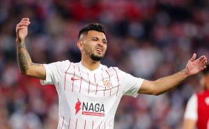 UEFA juega “broma” de mal gusto a Santi y Tecatito – Getty Images.
