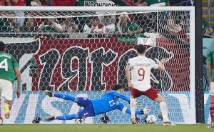 Memo Ochoa y Lewandowski | Getty Images

