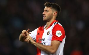 Santiago Giménez la rompe fuera de la cancha.
