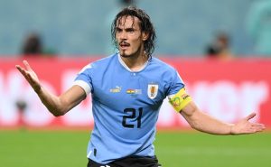Cavani se molesta y se desquita con el VAR – Getty Images
