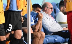 ¡Imágenes que duelen! Luis Suárez rompe en llanto tras eliminación de Uruguay