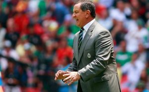 Enrique Meza hizo un papelón como entrenador del Tri. | Getty Images

