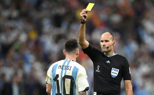 Mateu Lahoz y otro árbitro argentino se despiden de Qatar
