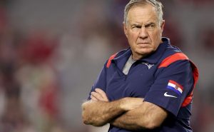 Bill Belichick usó una bandera de su país en Qatar 2022. | Getty Images
