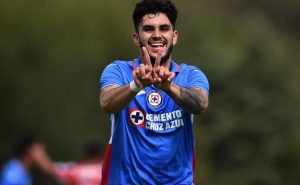 Louis Estrada Derbez debutó con Cruz Azul en la Copa Sky 2022. | @louisderbez

