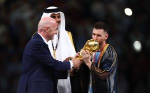 Messi usó una túnica para recibir la Copa del Mundo. | Getty Images

