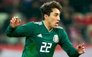 Omar Govea, canterano del América, lanza un dardo – Getty Images. 
