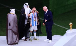 Un regalo muy especial el que se llevó Messi de Qatar 2022. Fuente: Getty
