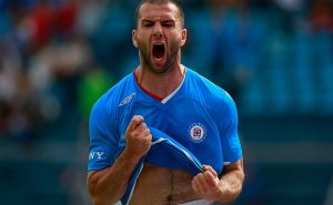 Tito Villa celebra un gol con Cruz Azul. | Getty Images

