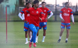 El Pocho Guzmán brilló en su primer entrenamiento con Chivas. | @Chivas
