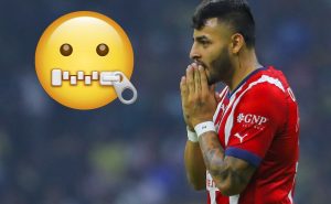 Alexis Vega se le va a la yugular a extécnicos de Chivas – Getty Images. 
