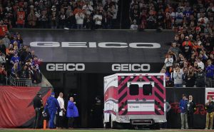 Damar Hamlin fue trasladado en ambulancia a un hospital. | Getty Images
