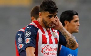 Estrella de Chivas le hace súplica a Alexis Vega – Getty Images. 
