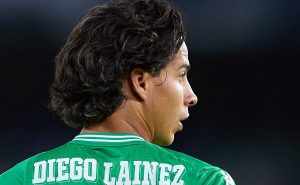 Diego Lainez ni a la banca salió. | Getty Images 
