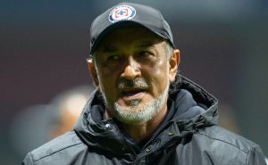 El Potro sonríe porque su Cruz Azul está casi completo. | Getty Images
