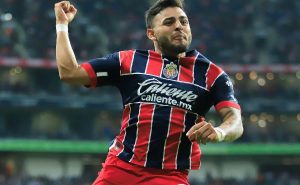 Alexis Vega le dio el triunfo a las Chivas. | Getty Images
