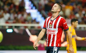 Santiago Ormeño saldrá de Chivas – Getty Images
