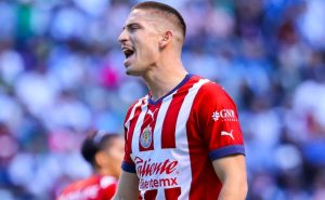 Santiago Ormeño fue descartado de Chivas – Getty Images. 
