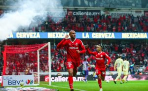 Los aficionados ingresaron al Nemesio Diez con su Fan ID. | Getty Images
