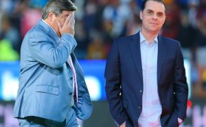 Christian Martinoli lanzó indirecta en vivo al Piojo Herrera. | Getty Images
