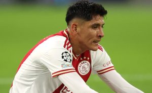 Edson Álvarez le tiende la camita a su DT – Getty Images 
