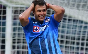 Iván Morales se quedaría en Cruz Azul. | Getty Images
