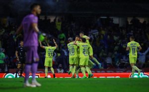 Richard Sánchez es felicitado por su golazo con América. | Getty Images
