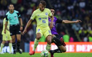 Jonathan Dos Santos presumió la entrada que sufrió en redes.

