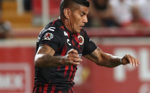 Carlos Salcido demandó a la LBM. | Getty Images
