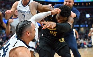 Brooks y Mitchell se agarraron a golpes en la NBA. | Getty Images
