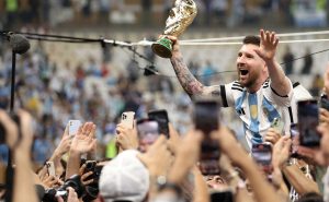 Messi sigue recibiendo tributos
