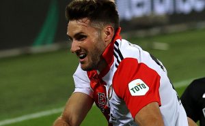 Santi Giménez volvió a ser titular con el Feyenoord.
