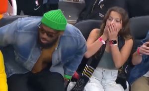 LeBron James se sentó al lado de una fanática. | NBA
