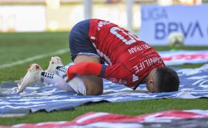 Los cracks de Chivas se caen a pedazos. Fuente: Imago7
