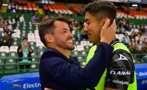 Nicolás Larcamón ahora con León, se vio las caras con sus ex jugadores de Puebla. Foto: Imago7.
