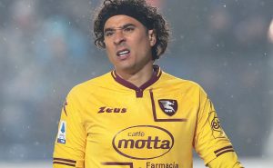 Memo Ochoa tiene un pie fuera – Getty Images.
