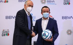 Mikel Arriola presentó el nuevo balón de la Liga MX por la campaña contra el cáncer infantil. Foto: Imago7

