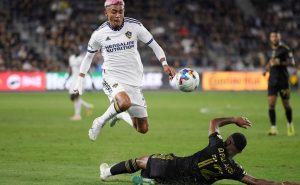 Chicharito se despide de Julián Araujo
