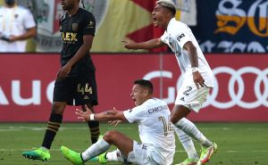 Chicharito Hernández da sabio consejo a Araujo – Getty Images 
