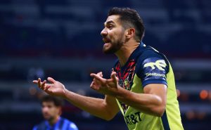 Henry Martín disputado el Clásico Joven en la cancha del Estadio Azteca. Foto: Imago7
