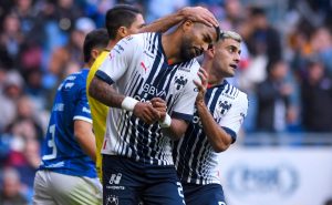 Rodrigo Aguirre fue el encargado de fallar un penal más para los Rayados y la maldición sigue estando presente. Foto: Imago7
