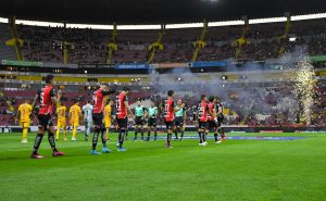 El Estadio Jalisco y la gente de Atlas sigue viéndose involucrada en broncas en la Liga MX. Foto: Imago7.
