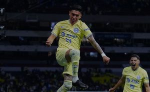 Leo Suárez festejando su golazo en la cancha del Estadio Azteca ante los Xolos de Tijuana en el Clausura 2023.
